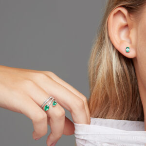 Brincos Bliss Emerald - joia em ouro branco e gemas naturais - esmeraldas