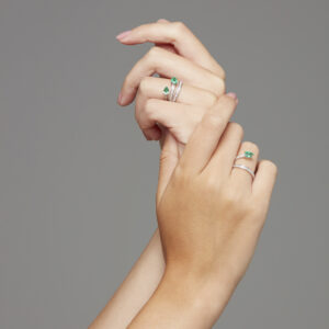 Anel Bliss Emerald - joia em ouro branco com gemas naturais - esmeraldas e diamantes naturais