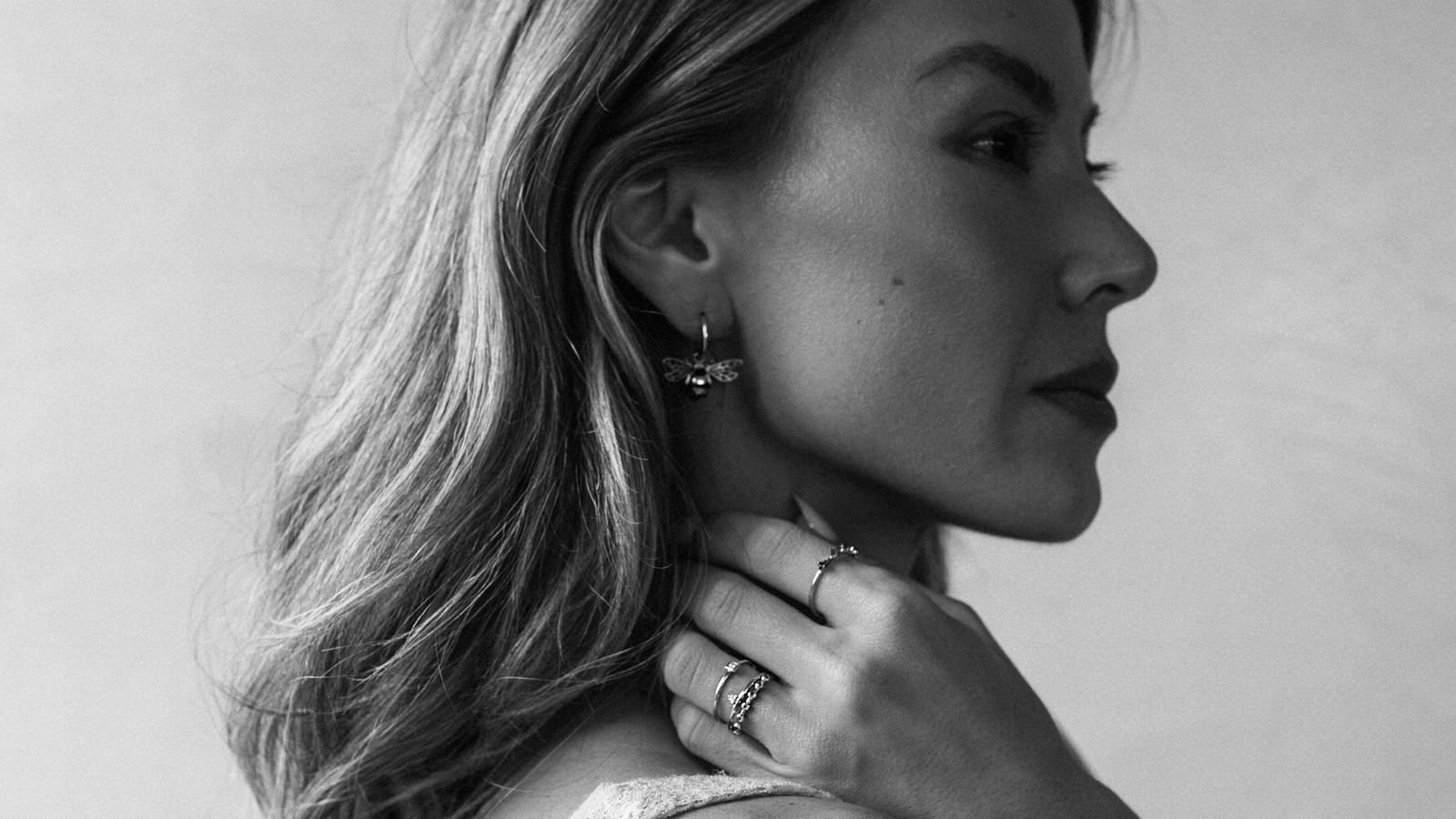Uma composição de Stackable Rings da linha Singular S da Stella Diamonds, com anéis delicados em Ouro 18k e Diamantes.