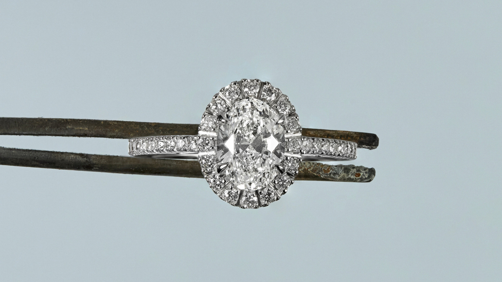 Anel de noivado Oval Cut 08 da Stella Diamonds, com Diamante central de lapidação oval e Melee Diamonds.