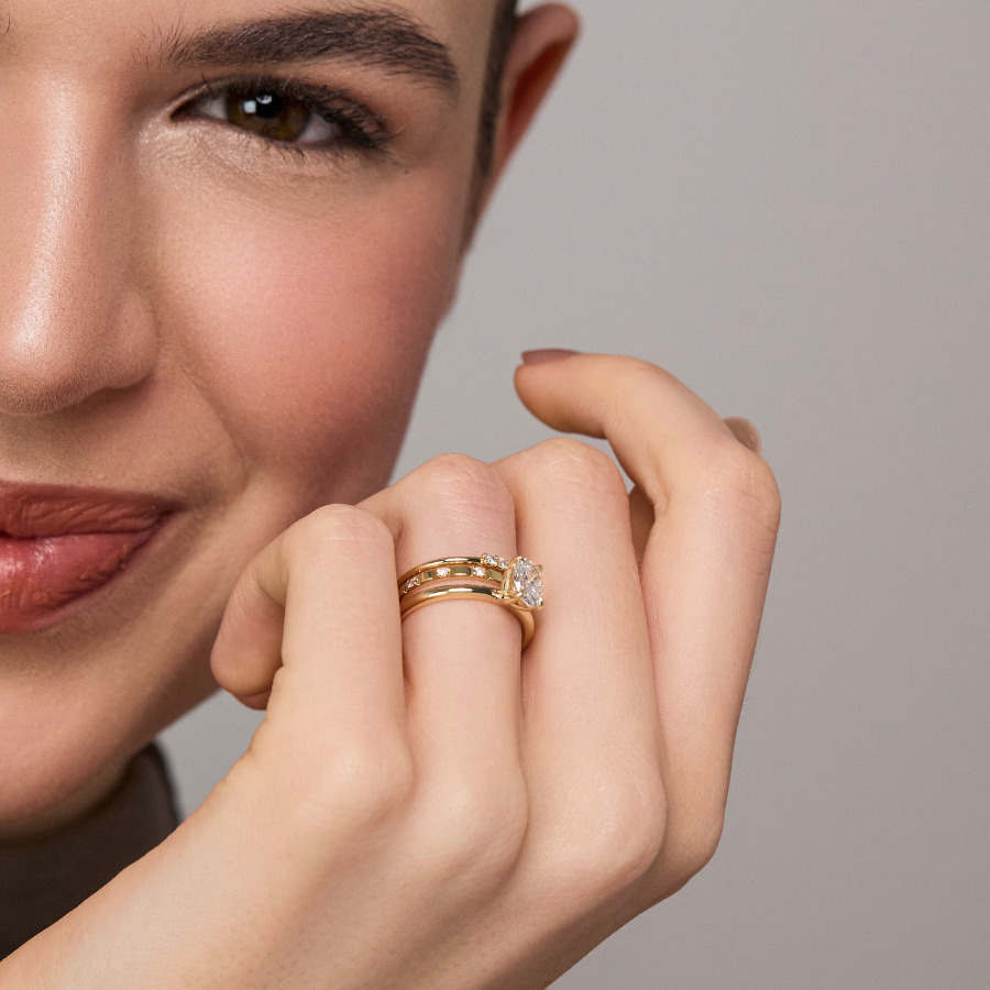 Modelo usando anel da Stella Diamonds, com destaque para a joia na mão.