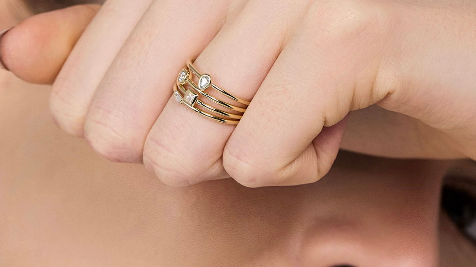 Stackable Rings da Stella Diamonds: mão usando uma composição de anéis em Ouro Amarelo 18k com Diamantes.